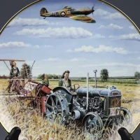 Тарелка винтажная фарфоровая декоративная Трактор Форд Самолёт Danbury Mint Harvest 1940 Farming Through the War Years