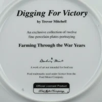 Тарелка винтажная фарфоровая декоративная Трактор Форд Самолёты Danbury Mint Digging For Victory Farming Through the War Years