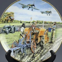 Тарелка винтажная фарфоровая декоративная Трактора Форд Самолёты Danbury Mint Heroes' Return Farming Through the War Years