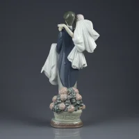 Винтажная фарфоровая статуэтка Свадьба Жених с невестой на руках Lladro 5282 Over the Threshold