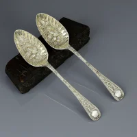 Антикварные английские десертные ложки с ягодно-фруктовым декором Berry Spoon