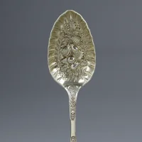 Антикварные английские десертные ложки с ягодно-фруктовым декором Berry Spoon