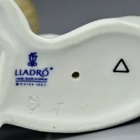 Винтажная фарфоровая рождественская статуэтка лежащего со свитком ангела Lladro 6095 Mini Pesebre