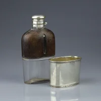 Антикварная английская фляжка со стеклянной колбой и кожаной отделкой NIMROD