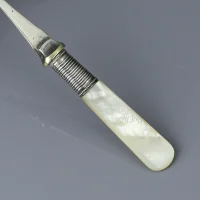 Антикварная английская вилка Pickle Fork для закусок с перламутровой рукоятью