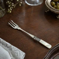 Антикварная английская вилка Pickle Fork для закусок с перламутровой рукоятью