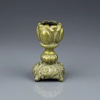 Винтажный латунный подсвечник с рельефным растительным орнаментом и фигурными ножками