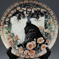Тарелка винтажная фарфоровая декоративная Кошки в цветах Англия Danbury Mint Baros and Natchie in Carnations Cats Among the Flowers