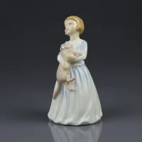Винтажная английская фарфоровая статуэтка Девочка с кошкой Royal Doulton HN3122 My First Pet