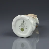Винтажная английская фарфоровая статуэтка Девочка с кошкой Royal Doulton HN3122 My First Pet