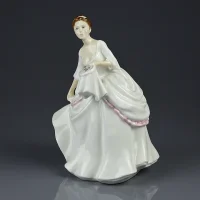 Винтажная фарфоровая статуэтка Девушка с вышивкой Англия Royal Doulton HN2961 Carol