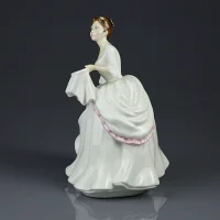Винтажная фарфоровая статуэтка Девушка с вышивкой Англия Royal Doulton HN2961 Carol