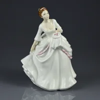 Винтажная фарфоровая статуэтка Девушка с вышивкой Англия Royal Doulton HN2961 Carol