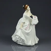 Винтажная фарфоровая статуэтка Девушка с вышивкой Англия Royal Doulton HN2961 Carol