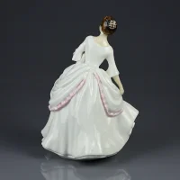 Винтажная фарфоровая статуэтка Девушка с вышивкой Англия Royal Doulton HN2961 Carol