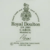 Винтажная фарфоровая статуэтка Девушка с вышивкой Англия Royal Doulton HN2961 Carol