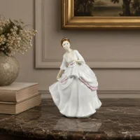 Винтажная фарфоровая статуэтка Девушка с вышивкой Англия Royal Doulton HN2961 Carol