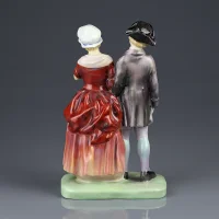 Винтажная фарфоровая статуэтка Влюблённая пара на прогулке Англия Royal Doulton HN2004 Courting