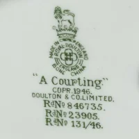 Винтажная фарфоровая статуэтка Влюблённая пара на прогулке Англия Royal Doulton HN2004 Courting