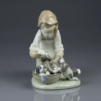 Винтажная фарфоровая статуэтка Девочка с щенками в корзине Lladro 5595 Joy in a Basket