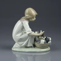 Винтажная фарфоровая статуэтка Девочка с щенками в корзине Lladro 5595 Joy in a Basket
