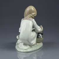 Винтажная фарфоровая статуэтка Девочка с щенками в корзине Lladro 5595 Joy in a Basket