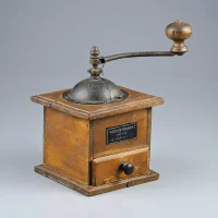 Антикварная деревянная кофемолка Mutzig-Framont Франция Эльзас 1920-е годы