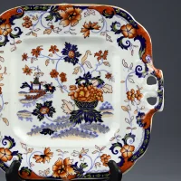 Антикварное английское блюдо XIX века с цветочным мотивом в восточном стиле Minton Amherst Japan