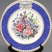 Тарелка винтажная фарфоровая декоративная Цветы Розы Букет Англия Royal Doulton Chelsea Flower Show Plate Britannia Bouquet 1999