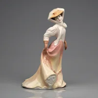 Винтажная фарфоровая статуэтка Дама в дорожном платье Англия Royal Doulton HN4161 The Open Road