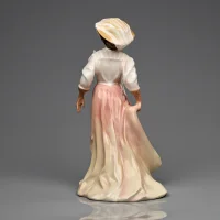 Винтажная фарфоровая статуэтка Дама в дорожном платье Англия Royal Doulton HN4161 The Open Road