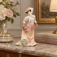 Винтажная фарфоровая статуэтка Дама в дорожном платье Англия Royal Doulton HN4161 The Open Road