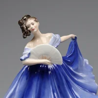 Винтажная фарфоровая статуэтка Дама в синем платье с веером Англия Royal Doulton HN2791 Elaine
