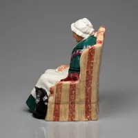 Винтажная фарфоровая статуэтка Бабушка в кресле Кошка Англия Royal Doulton HN1974 Forty Winks