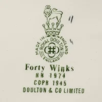Винтажная фарфоровая статуэтка Бабушка в кресле Кошка Англия Royal Doulton HN1974 Forty Winks