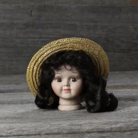 Винтажные детали для куклы с лондонского блошиного рынка Фарфоровая голова с чёрными волосами, руки, ножки в чулках и туфельках, шляпка