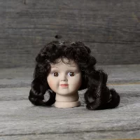 Винтажные детали для куклы с лондонского блошиного рынка Фарфоровая голова с чёрными волосами, руки, ножки в чулках и туфельках, шляпка