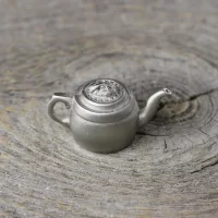 Винтажный миниатюрный оловянный чайник