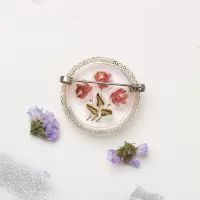 Винтажная английская брошь из плексигласа Розы Люцит