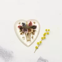 Винтажная английская брошь из плексигласа Сердце Цветы в вазе