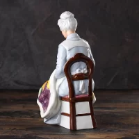 Винтажная фарфоровая статуэтка Бабушка с лоскутным одеялом Англия Royal Doulton 2814 Eventide