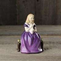 Винтажная фарфоровая статуэтка Девочка с кроликом Англия Royal Doulton 2236 Affection