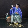 Винтажная фарфоровая статуэтка Англия Royal Doulton 2320 Tuppence Bag Бабушка кормит голубей
