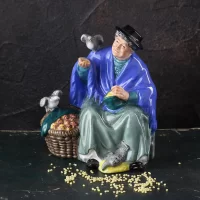 Винтажная фарфоровая статуэтка Бабушка и голуби Англия Royal Doulton 2320 Tuppence Bag