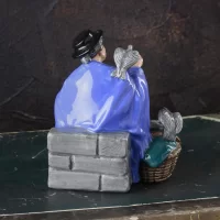 Винтажная фарфоровая статуэтка Бабушка и голуби Англия Royal Doulton 2320 Tuppence Bag
