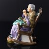 Винтажная статуэтка Royal Doulton Бабушка в кресле зашивает вещи