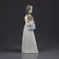 Винтажная фарфоровая статуэтка Девочка с куклой Lladro NAO New Doll
