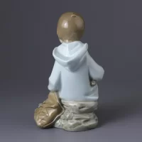 Винтажная фарфоровая статуэтка Испания Lladro NAO Boy Resting on Excursion Мальчик c кроликом