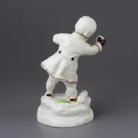 Винтажная фарфоровая статуэтка Англия Royal Worcester Months of the Year December Девочка играет в снежки