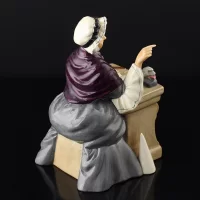 Винтажная фарфоровая статуэтка Англия Royal Doulton 2223 Schoolmarm Школьная учительница